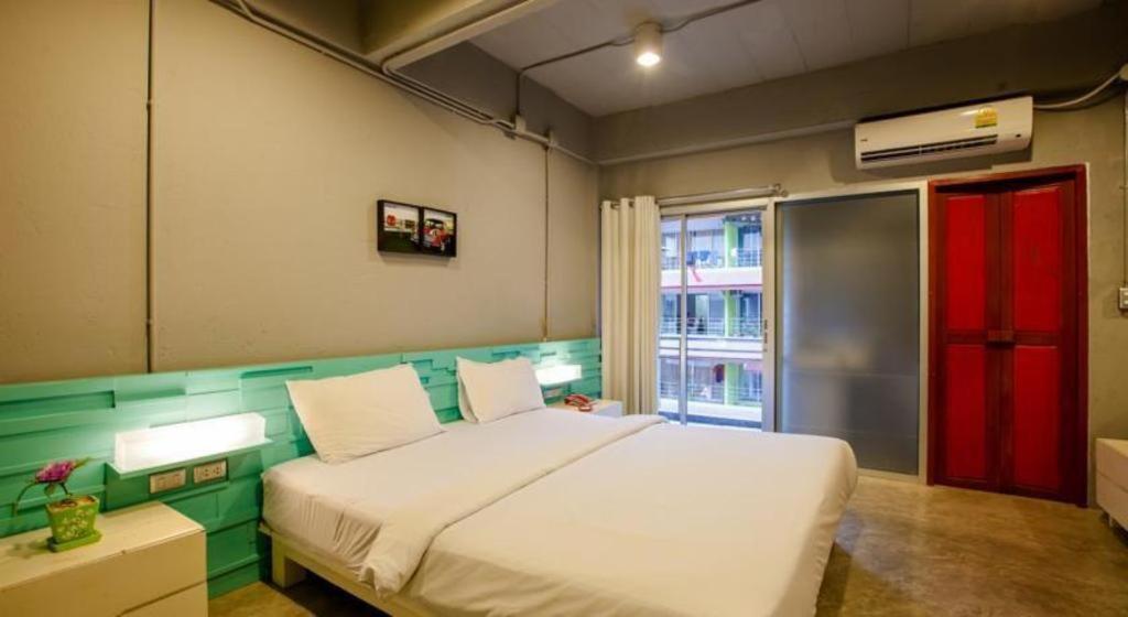 Oyo 292 The Oddy Hip Hotel Patong Exterior foto
