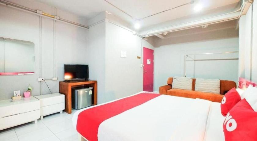 Oyo 292 The Oddy Hip Hotel Patong Exterior foto